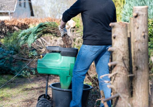 Arrachage de haies, dessouchages et broyage des branches en copeaux