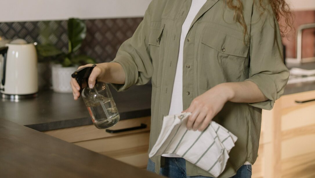 Femme de ménage pour le nettoyage des surfaces, le nettoyage des sols et le nettoyage des sanitaires